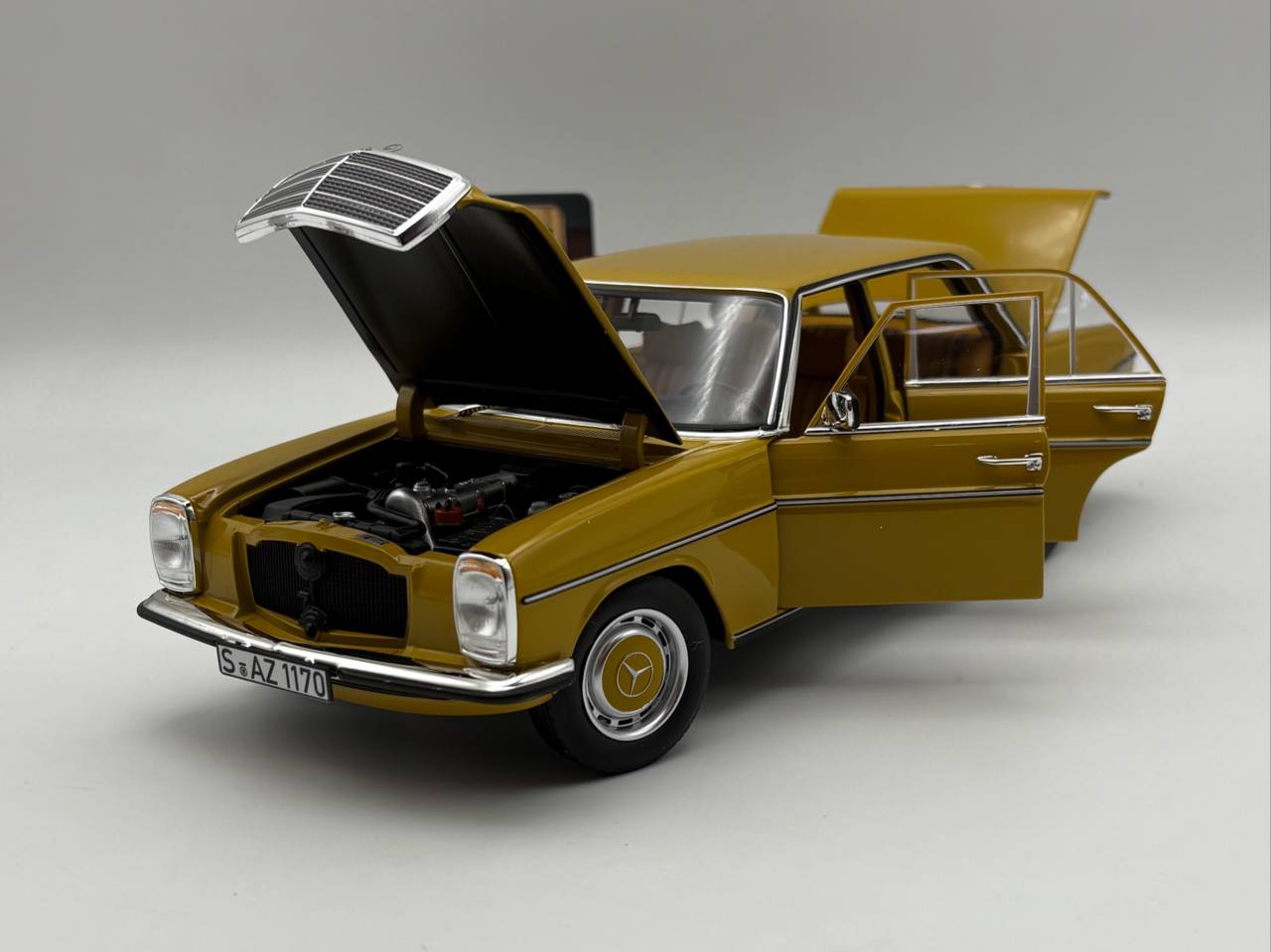  Mercedes Benz 200 (W114)